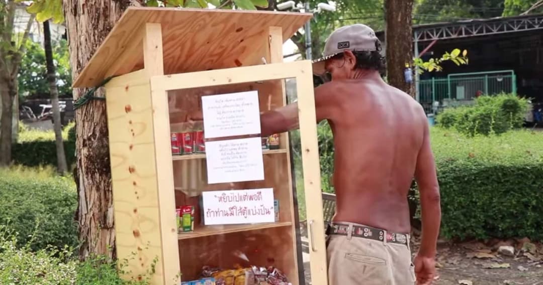 เปิดไอเดีย “ตู้ปันสุข” คนมีแบ่งให้-คนลำบากหยิบฟรี ตู้ไม่หายแถมมีคนมาช่วยเติมของ