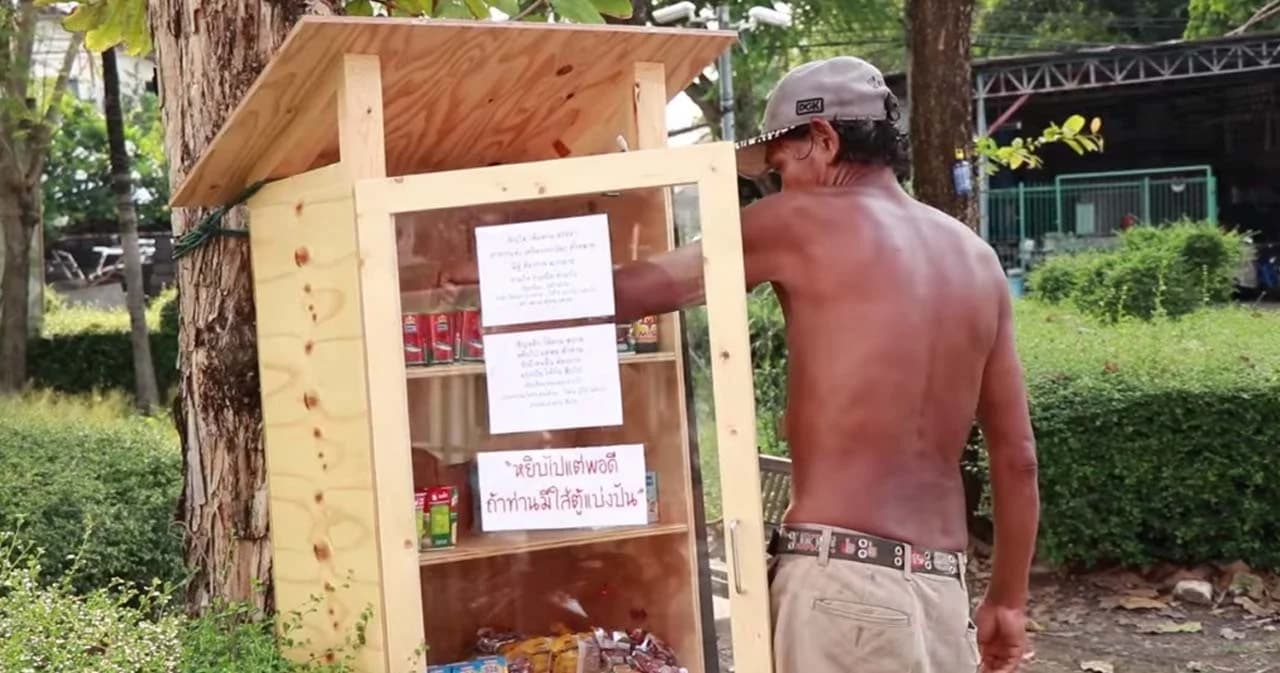 เปิดไอเดีย “ตู้ปันสุข” คนมีแบ่งให้-คนลำบากหยิบฟรี ตู้ไม่หายแถมมีคนมาช่วยเติมของ
