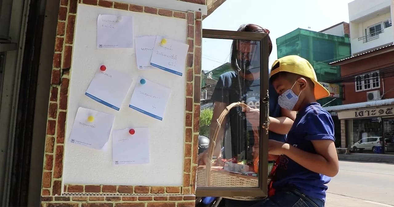 ใช้ตู้ปันสุขสอนลูก พ่อแม่ชาวพิษณุโลกพาลูกนำอาหารเติมตู้ ให้รู้จักแบ่งปัน