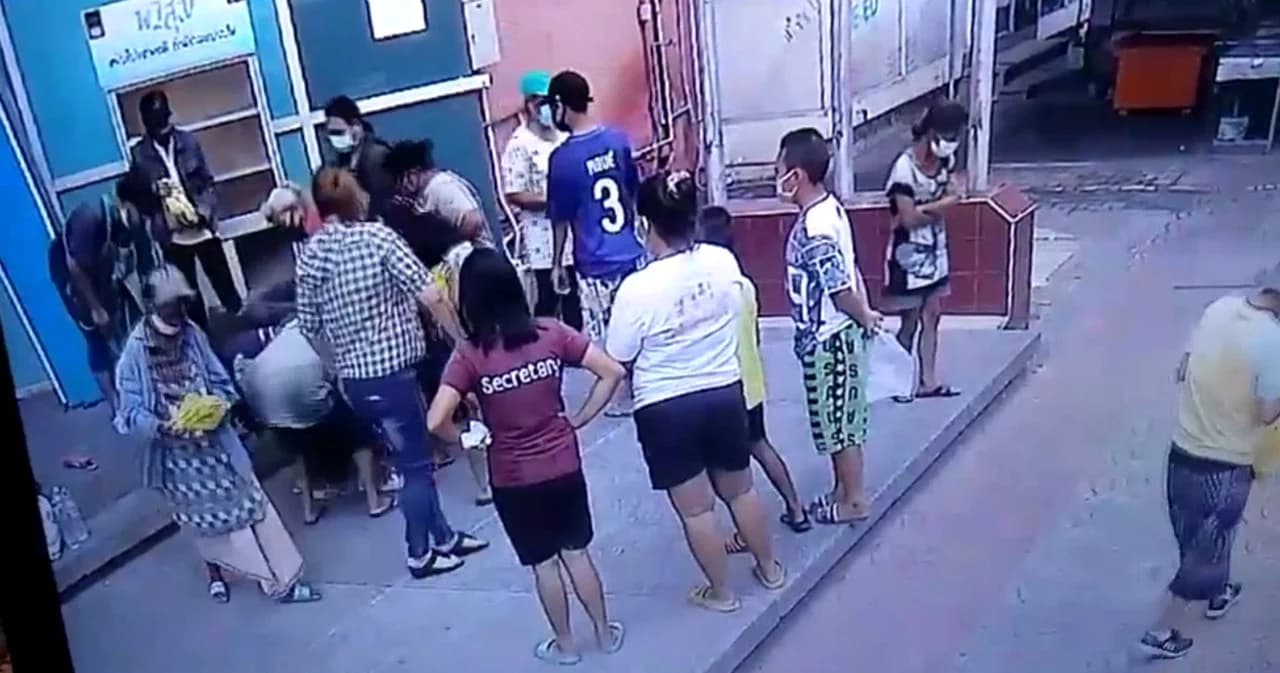 ดราม่าตู้ปันสุข เติมปุ๊บหมดปั๊บ พบกลุ่มเดิมหมุนเวียนหยิบของจำนวนมาก