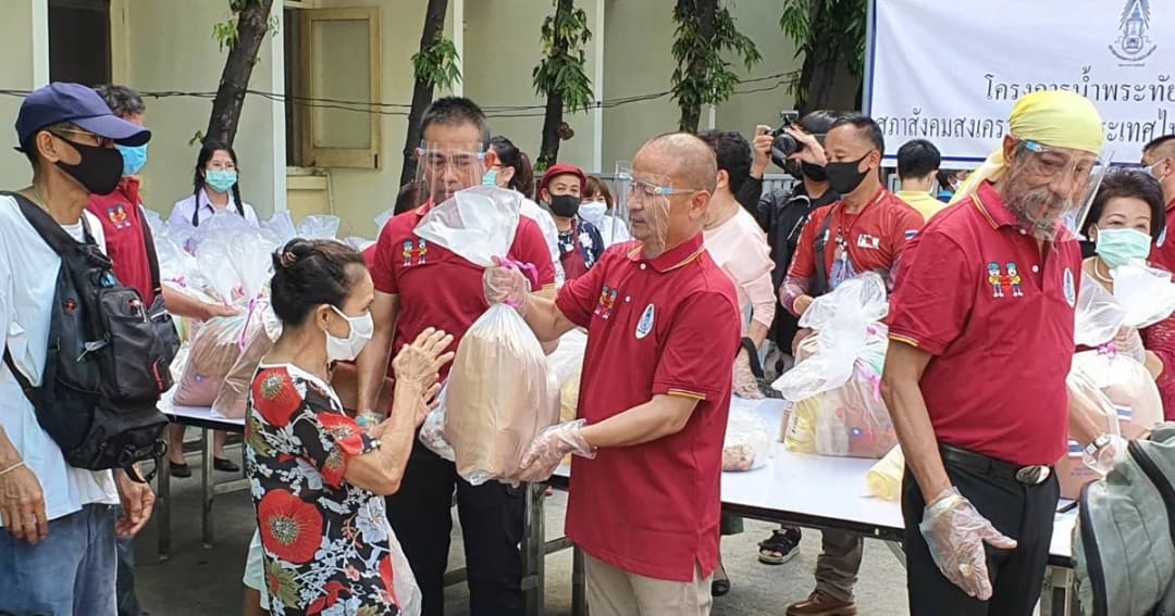 “หม่ำ-ถั่วแระ” เดินหน้าแจกต่อเนื่อง มอบถุงยังชีพ 2,000 ชุด ช่วยผู้เดือดร้อน