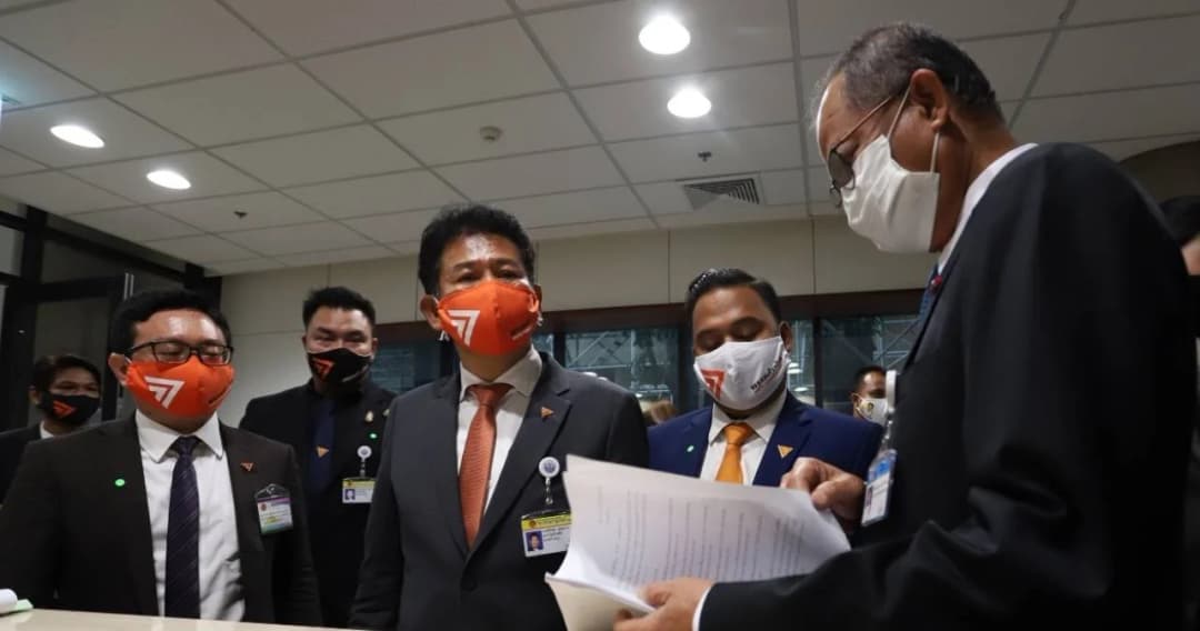 ส.ส.ก้าวไกลยื่นปธ.สภาส่งศาลรธน.ถอดถอน “ธรรมนัส” ปมหุ้นตลาดคลองเตย