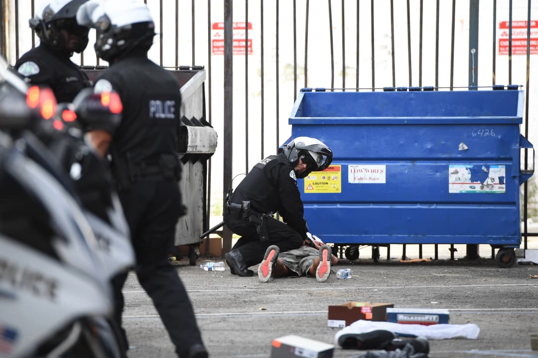 ตำรวจแอตแลนตาโดนข้อหาจับกุม 2 นักศึกษารุนแรงเกินเหตุ ยิงปืนไฟฟ้าก่อนกระชากลงจากรถ 