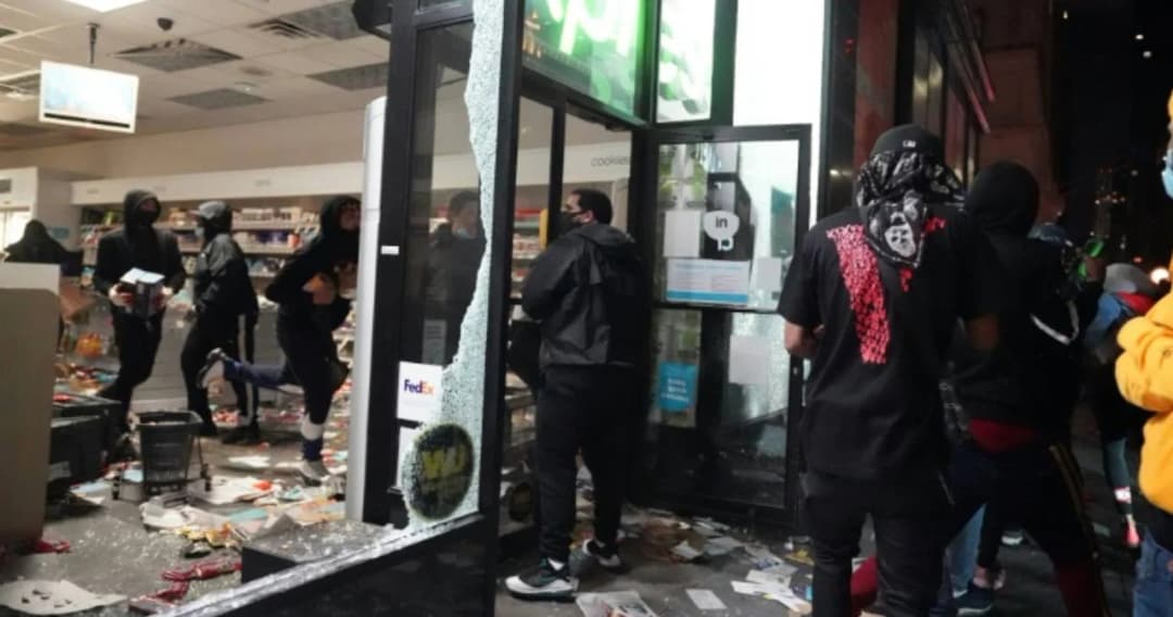 นิวยอร์กขยายเวลาเคอร์ฟิว หลังพบร้านค้าถูกปล้นจำนวนมาก