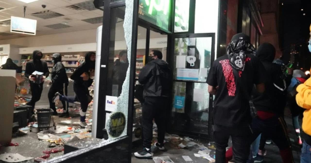 นิวยอร์กขยายเวลาเคอร์ฟิว หลังพบร้านค้าถูกปล้นจำนวนมาก