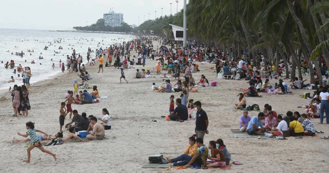 แห่เที่ยวหาดบางแสนช่วงวันหยุด รถติดยาวต้องปิดถนน จำนวนมากไม่สวมหน้ากากอนามัย