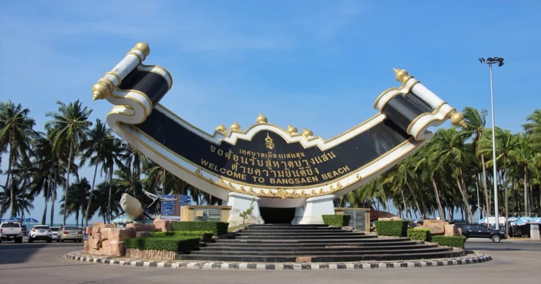 ชายหาดบางแสนเปิดแล้ว เตียงผ้าใบ ร้านค้า เรือสปีดโบ๊ทให้บริการได้ พร้อมคุมเข้มป้องกันเชื้อโควิด-19