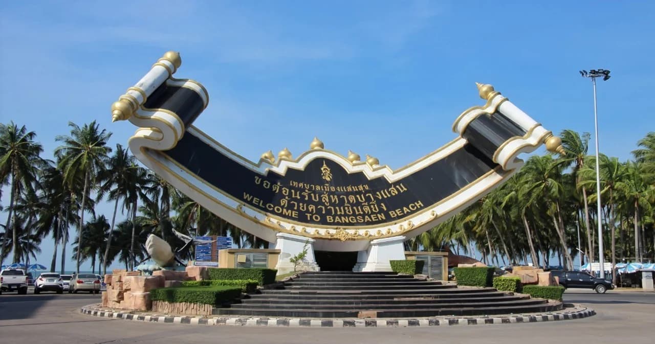 ชายหาดบางแสนเปิดแล้ว เตียงผ้าใบ ร้านค้า เรือสปีดโบ๊ทให้บริการได้ พร้อมคุมเข้มป้องกันเชื้อโควิด-19