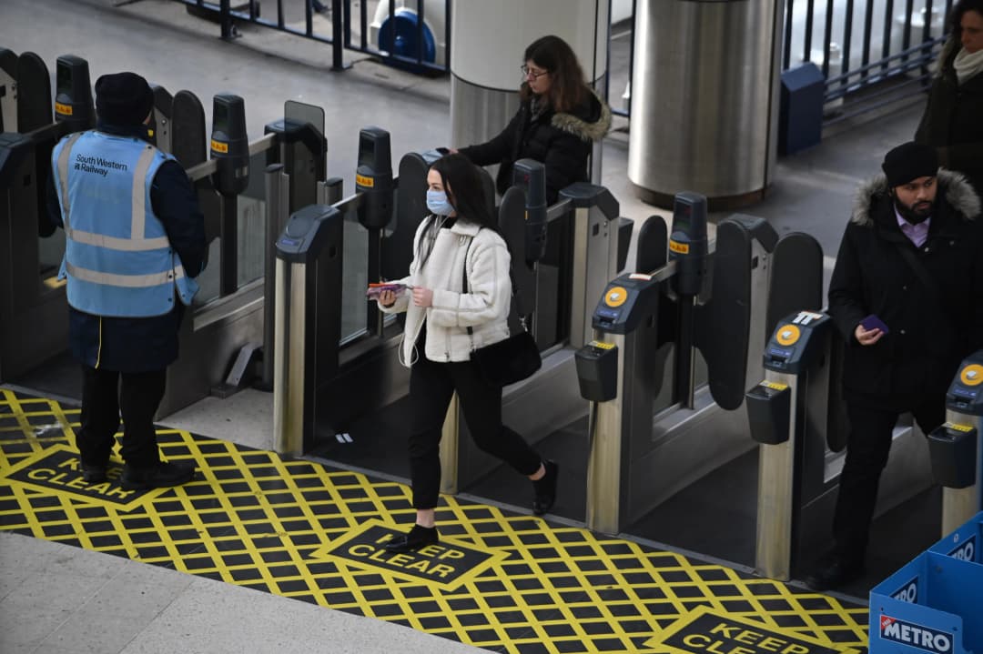 อังกฤษบังคับสวมหน้ากากบนขนส่งสาธารณะ​ ตั้งแต่ 15​ มิ.ย.