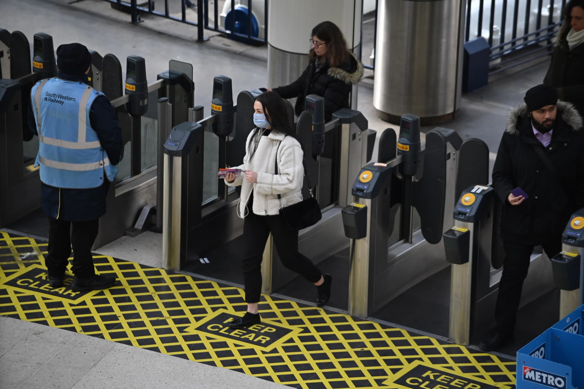 อังกฤษบังคับสวมหน้ากากบนขนส่งสาธารณะ​ ตั้งแต่ 15​ มิ.ย.