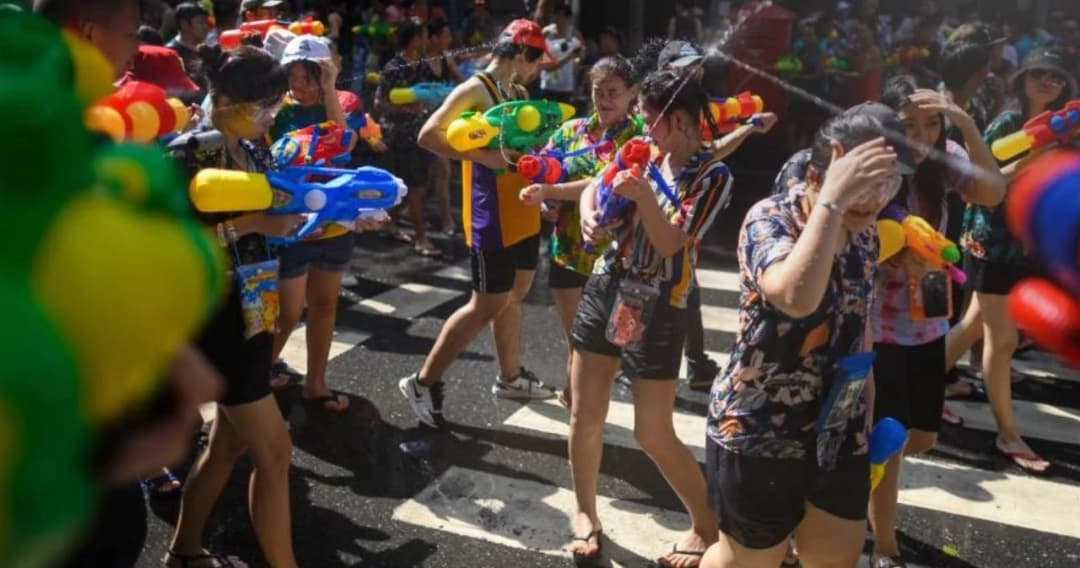 วิษณุ ชี้หยุดชดเชยสงกรานต์ไม่ต้องติดกัน เสนอสูตรผ่อนส่งคืนให้สัปดาห์ละวันติด ส.-อา.