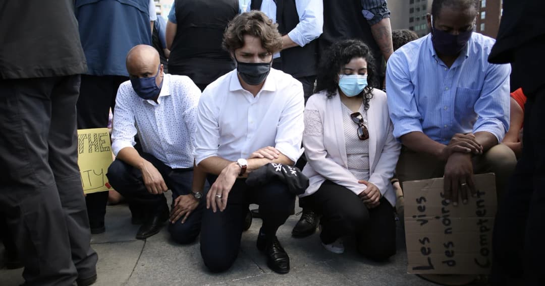 นายกฯ แคนาดานั่งคุกเข่าข้างเดียวร่วมประท้วงต้านเหยียดสีผิวในเมืองหลวง