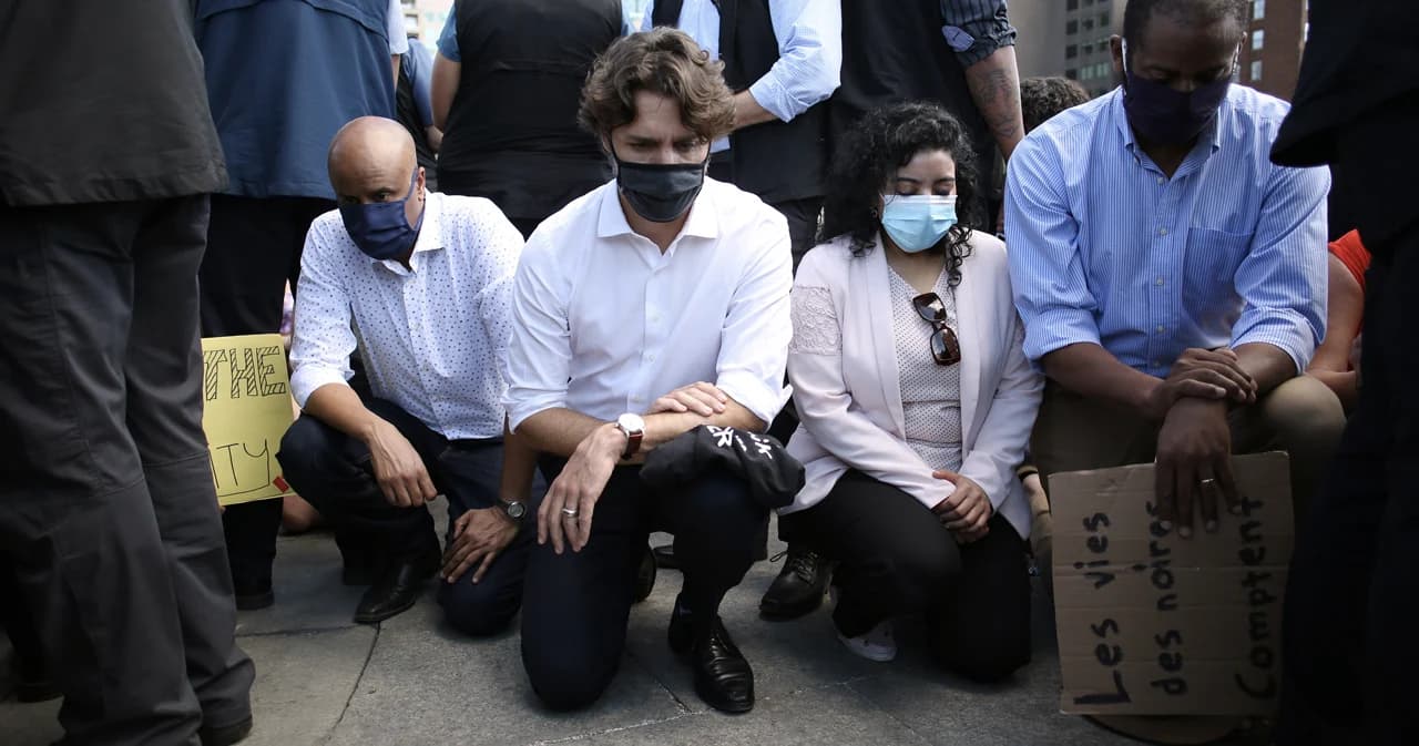 นายกฯ แคนาดานั่งคุกเข่าข้างเดียวร่วมประท้วงต้านเหยียดสีผิวในเมืองหลวง