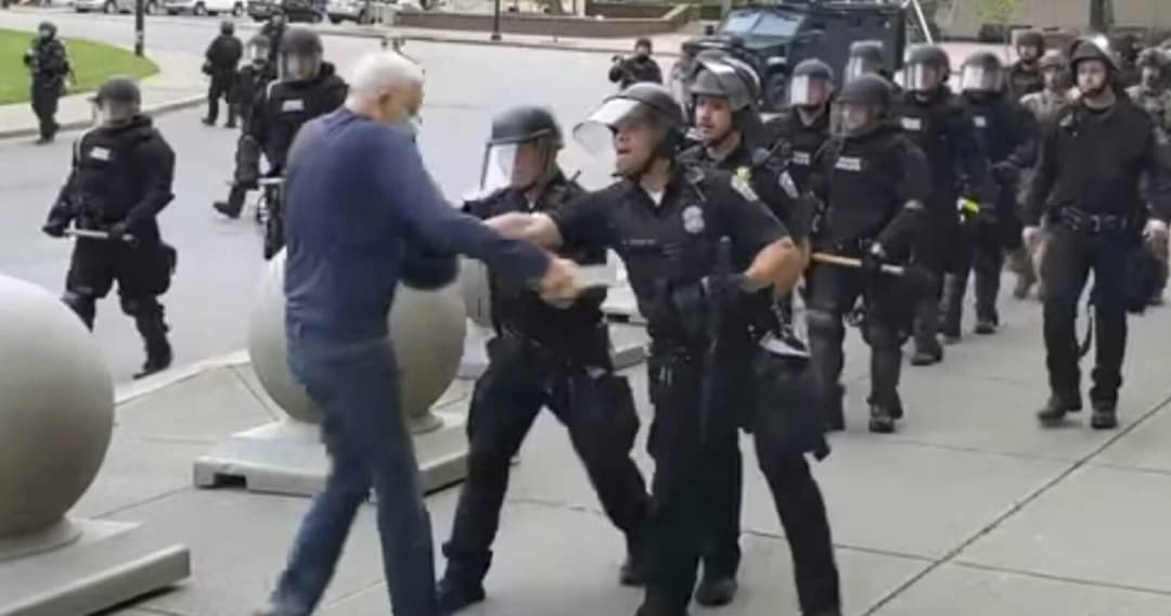 ตำรวจเมืองบัฟฟาโล 2 นาย ถูกตั้งข้อหาทำร้ายร่างกาย หลังผลักชายสูงวัยล้มหัวฟาดพื้น