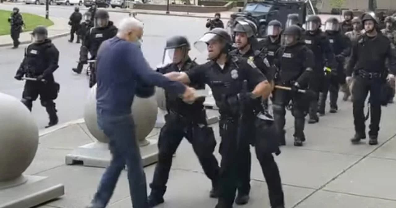 ตำรวจเมืองบัฟฟาโล 2 นาย ถูกตั้งข้อหาทำร้ายร่างกาย หลังผลักชายสูงวัยล้มหัวฟาดพื้น