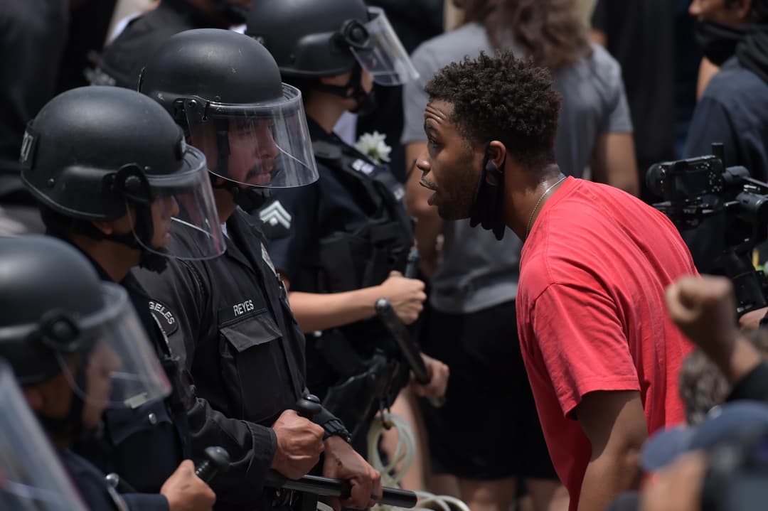 สภาเมืองหลายแห่งในสหรัฐฯ เสนอตัดงบตำรวจท้องที่ หลังมีปัญหาใช้ความรุนแรง