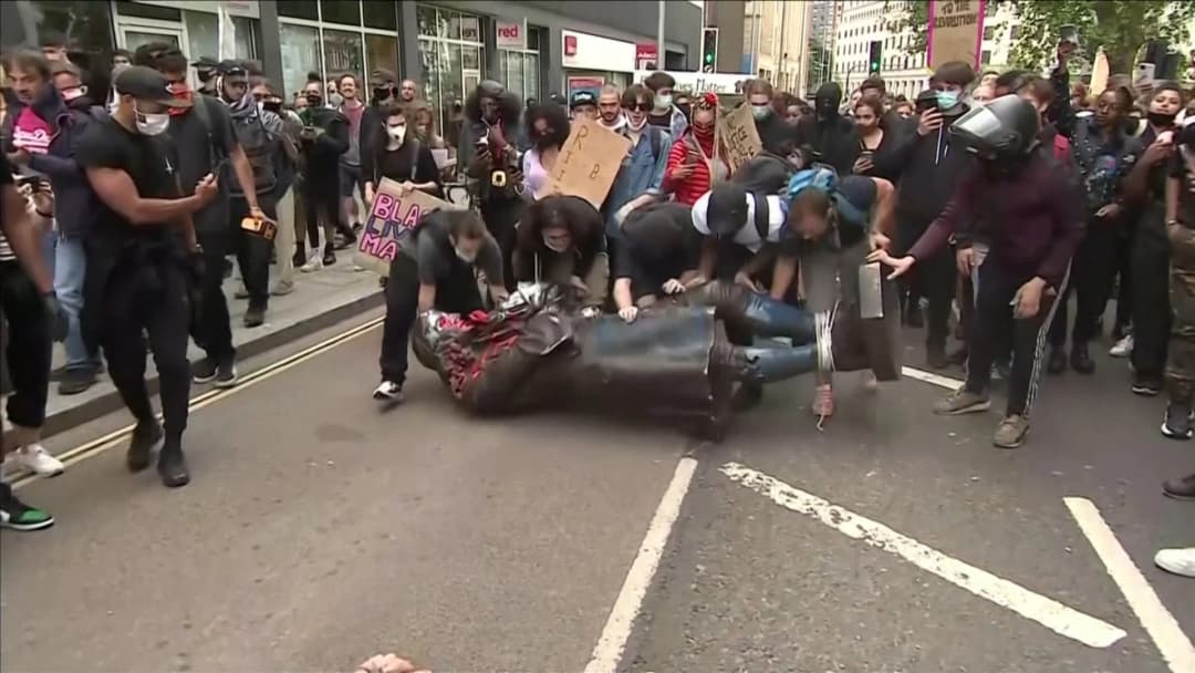 ทำความรู้จัก ‘เอ็ดเวิร์ด โคลสตัน’ นักค้าทาสแห่งศตวรรษที่17 รูปปั้นที่ถูกม็อบต้านเหยียดผิวโค่นทิ้งน้ำ