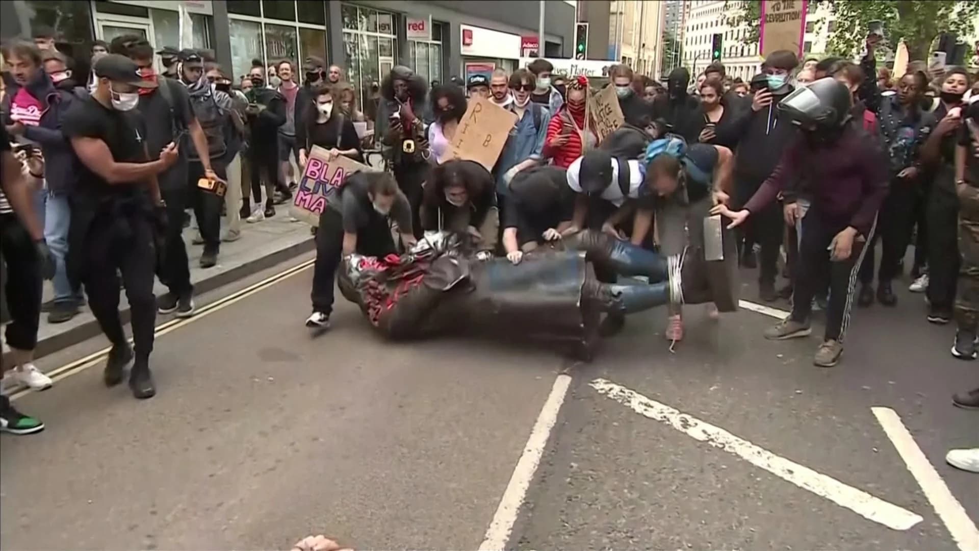 ทำความรู้จัก ‘เอ็ดเวิร์ด โคลสตัน’ นักค้าทาสแห่งศตวรรษที่17 รูปปั้นที่ถูกม็อบต้านเหยียดผิวโค่นทิ้งน้ำ