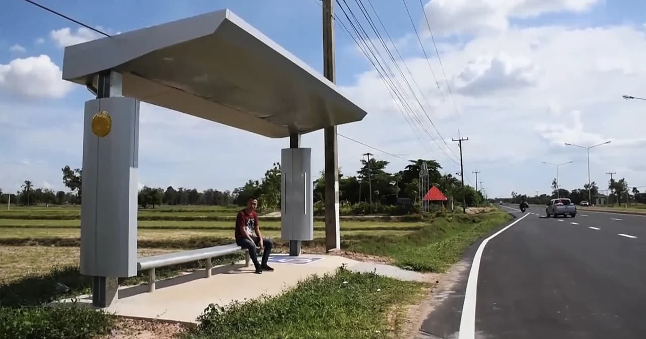 ศาลาริมทางใหม่กันฝน-แดดไม่ได้ ชาวบ้านต้องออกเงินสร้างไว้ใช้กันเอง