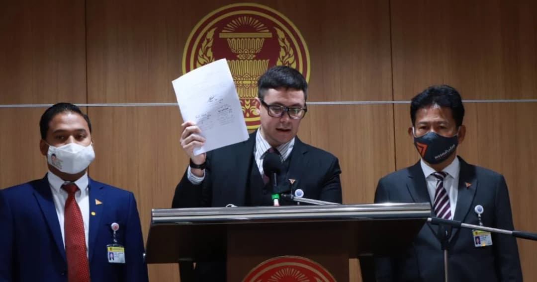 ก้าวไกล เสนอ กม.ใหม่แทน พ.ร.ก.ฉุกเฉิน เลิกให้ จนท.คุมคนไปที่ลับ-ตัดสิทธิ์ไม่ต้องรับผิด