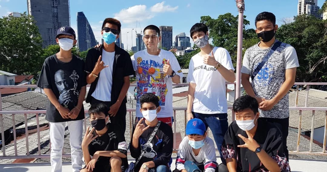 “โต้ง Twopee” บุกชุมชนคลองเตยสร้างความสุข  สอนเด็กๆ แร็ปโชว์ “หมอเจี๊ยบ ลลนา” 