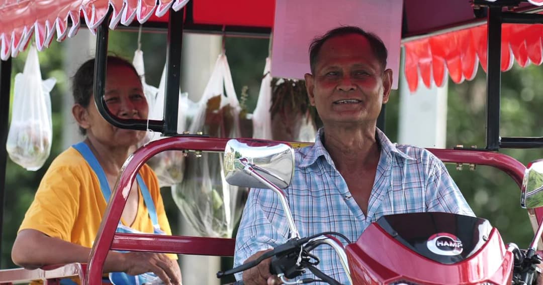 ลุงศรี ผันตัวจากมอเตอร์ไซค์รับจ้าง สู่อาชีพใหม่ วินพุ่มพวงขายผักสด