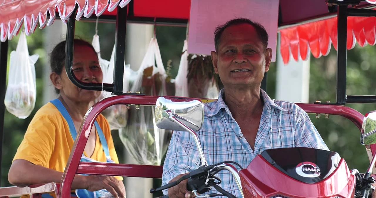 ลุงศรี ผันตัวจากมอเตอร์ไซค์รับจ้าง สู่อาชีพใหม่ วินพุ่มพวงขายผักสด