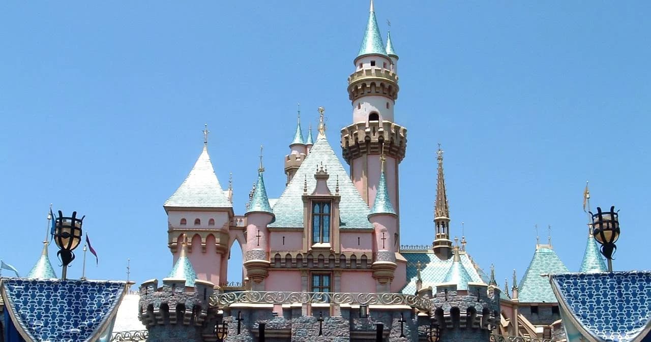 ดิสนีย์เลื่อนเปิดดิสนีย์แลนด์ในแคลิฟอร์เนีย หลังยอดผู้ติดเชื้อโควิด-19 สูงต่อเนื่อง