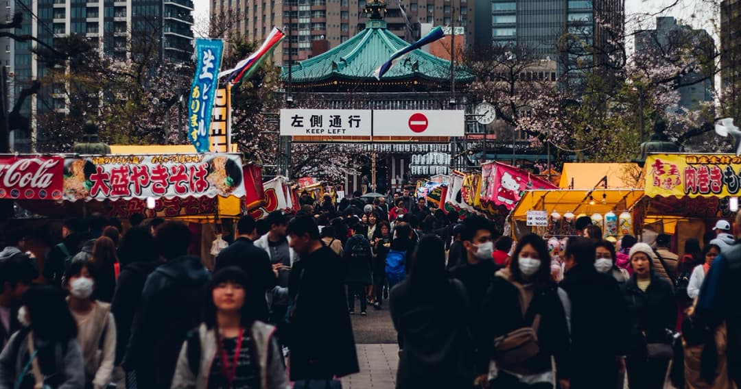 ไม่เคอร์ฟิว ไม่กักกัน ชมซากุระ สู้โควิดสไตล์ญี่ปุ่น