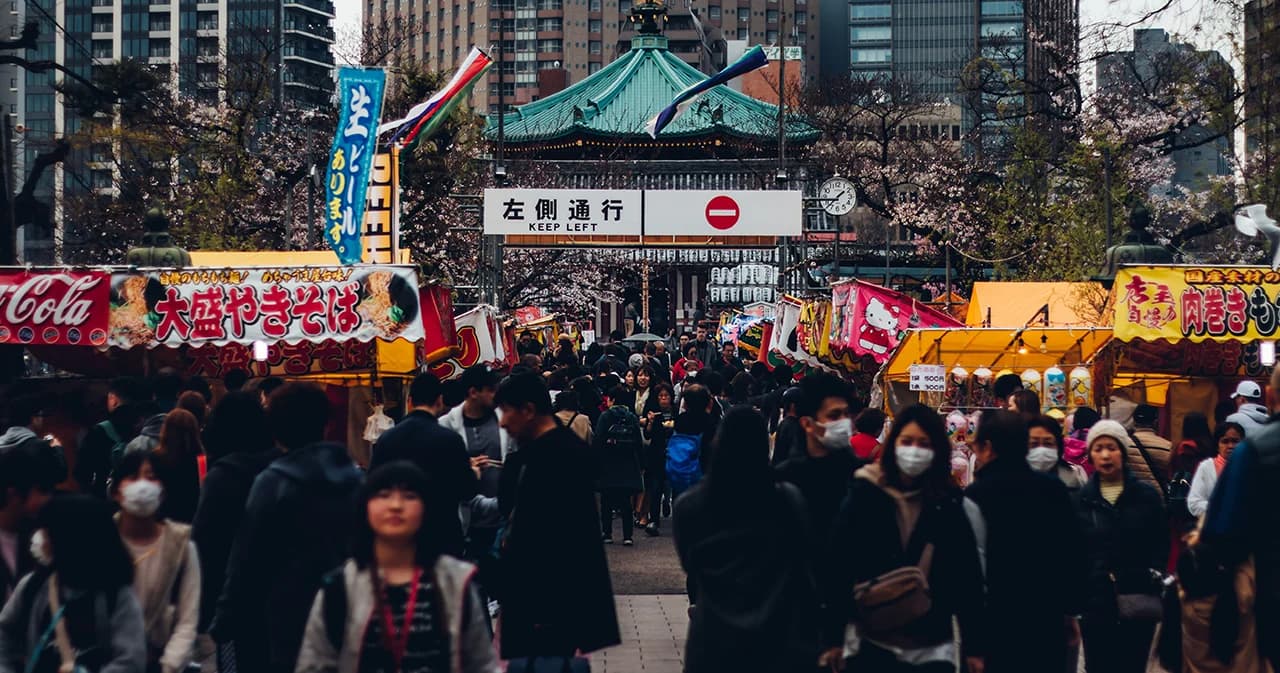 ไม่เคอร์ฟิว ไม่กักกัน ชมซากุระ สู้โควิดสไตล์ญี่ปุ่น