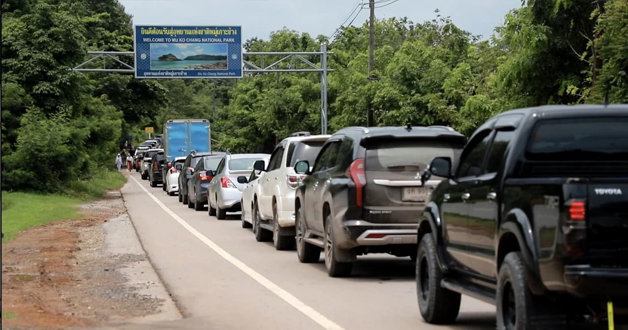 หยุด 4 วัน เกาะช้าง คิวลงเรือเฟอร์รี่ยาวเหยียด กระทบชาวบ้านเดินทาง