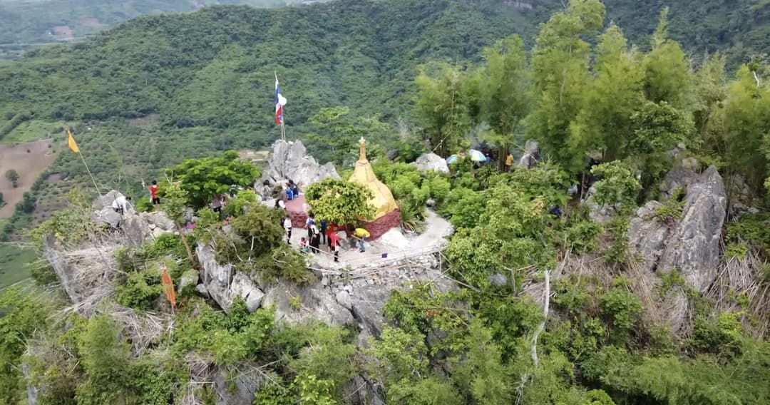 ขึ้นเขาไปเวียนเทียน อาสาฬหบูชาของชาวบ้านวังโป่ง เพชรบูรณ์