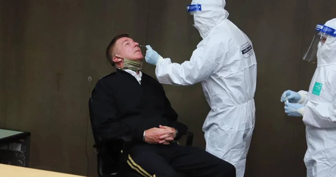 ผบ.สหรัฐฯ เข้ารับการตรวจสารคัดหลั่งหาเชื้อโควิด-19 ทันทีที่ถึงไทย