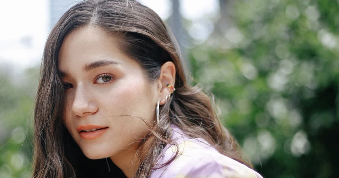 ‘Glitter and Smoke’ แวววาวและมืดหม่น ตัวตนที่จับต้องได้ผ่านอัลบั้มแรกของ วี วิโอเลต