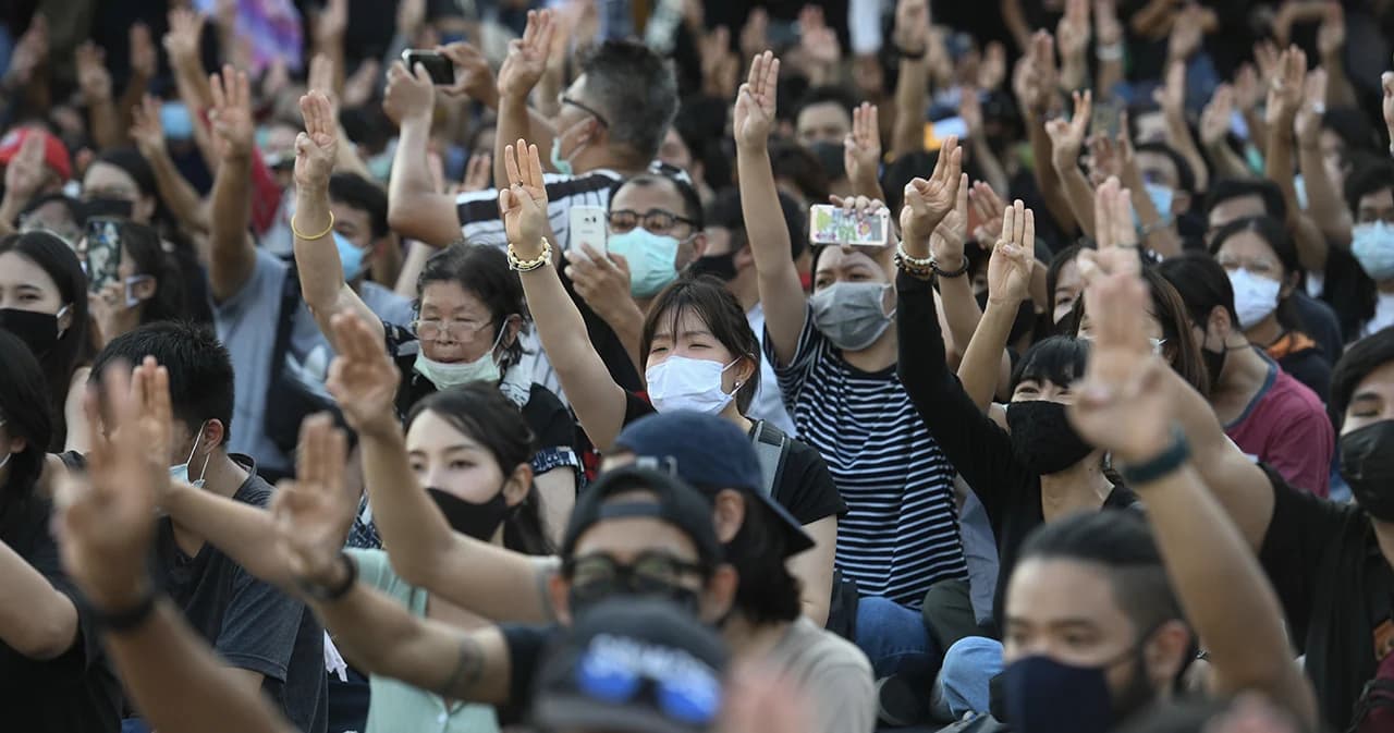ศรีสุวรรณ จี้จับ นศ. ชุมนุม ผิดหลายคดี-เสรีพิศุทธ์ ชี้ ประยุทธ์ ควรฟังแล้วคิด