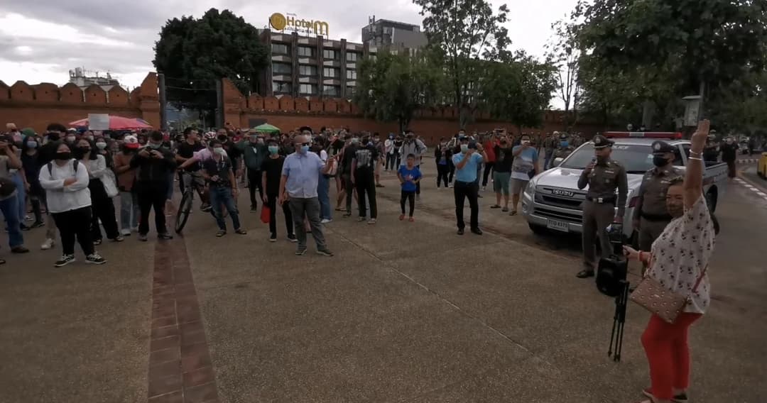 เชียงใหม่จัดแฟลชม็อบข่วงประตูท่าแพ เรียกร้องรัฐบาลยุบสภา-หยุดคุกคาม