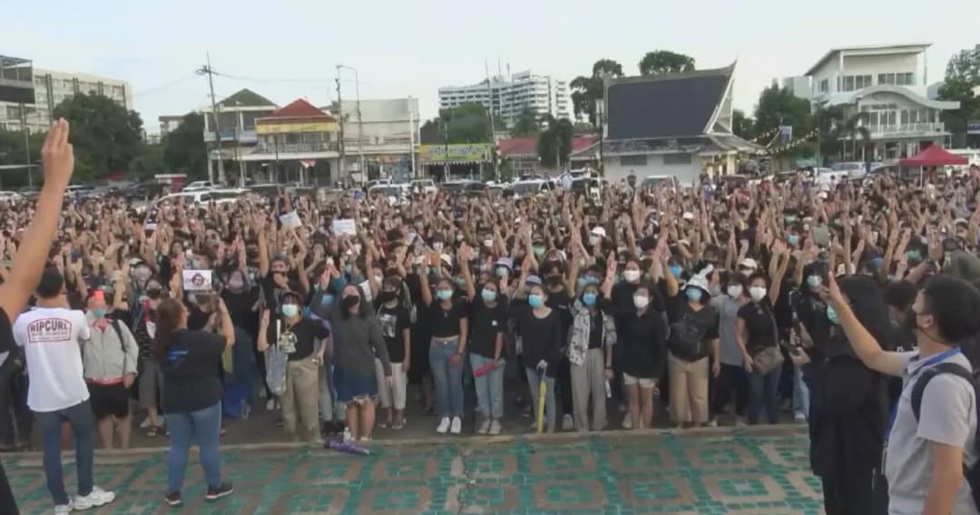 นักศึกษารวมตัวแฟลชม็อบ หนุ่มระยองขึ้นปราศรัยที่ชลบุรี – สงขลา รวมตัวหาดสมิหลา