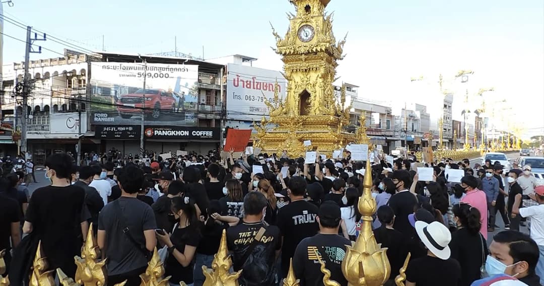 ม็อบเยาวชนมาต่อเนื่อง เชียงราย – กาญจนบุรี นัดร้องเพลงชาติชู 3 นิ้ว