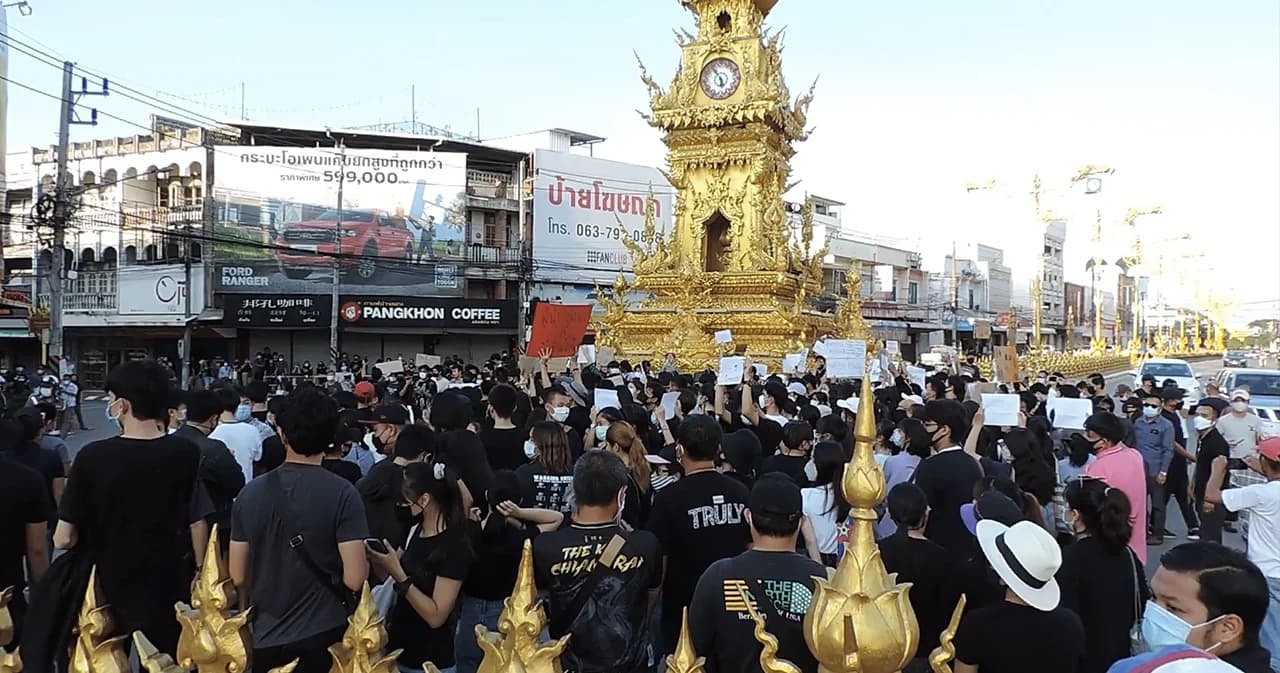 ม็อบเยาวชนมาต่อเนื่อง เชียงราย – กาญจนบุรี นัดร้องเพลงชาติชู 3 นิ้ว