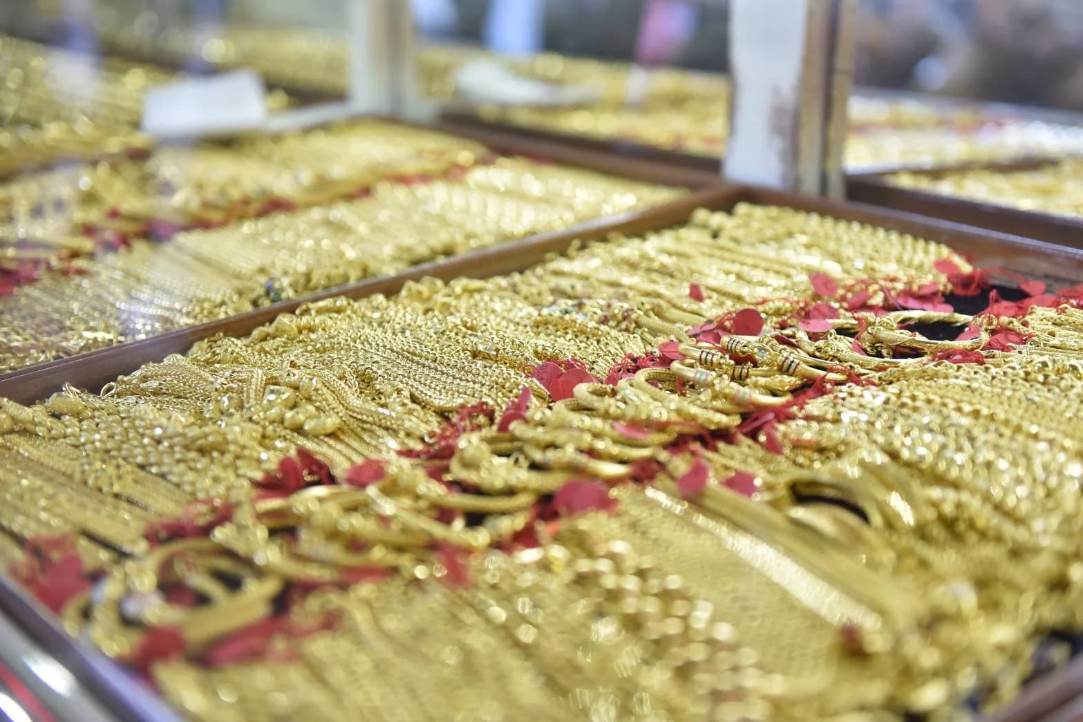 ทองราคาลงบาทละ 500 บาท ขณะตลาดโลกปรับตัวลดลงรุนแรงในรอบ 2 สัปดาห์