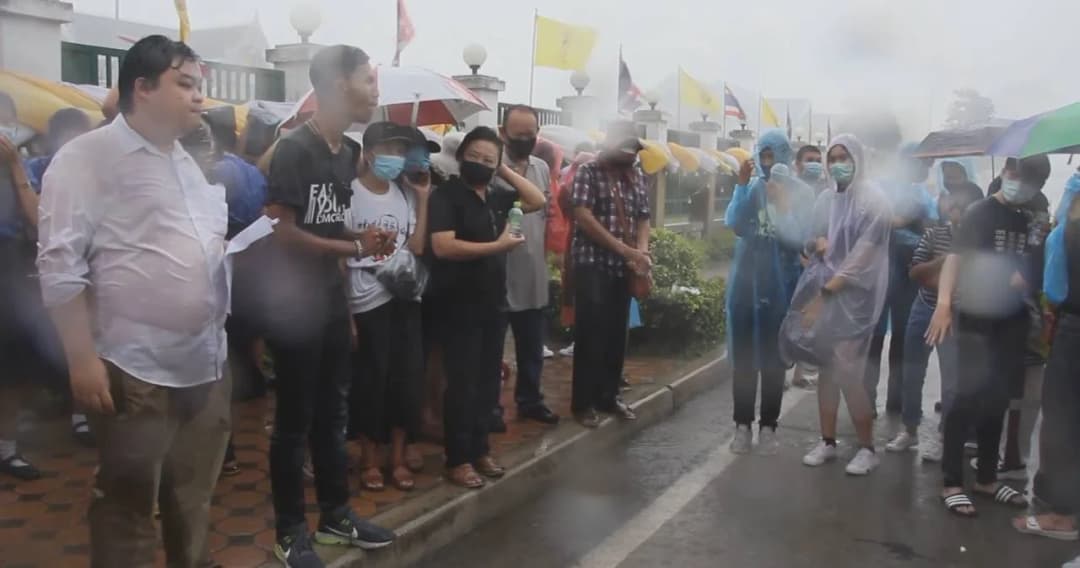 สุพรรณบุรีแฟลชม็อบกลางสายฝน น่าน ชุมนุมกระซิบลุง แก้ไขรัฐธรรมนูญ ลาออก ยุบสภา