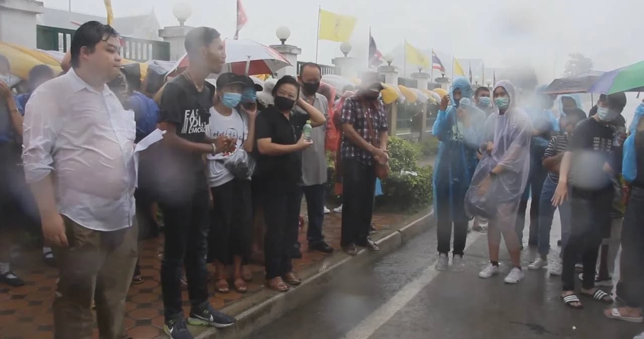สุพรรณบุรีแฟลชม็อบกลางสายฝน น่าน ชุมนุมกระซิบลุง แก้ไขรัฐธรรมนูญ ลาออก ยุบสภา