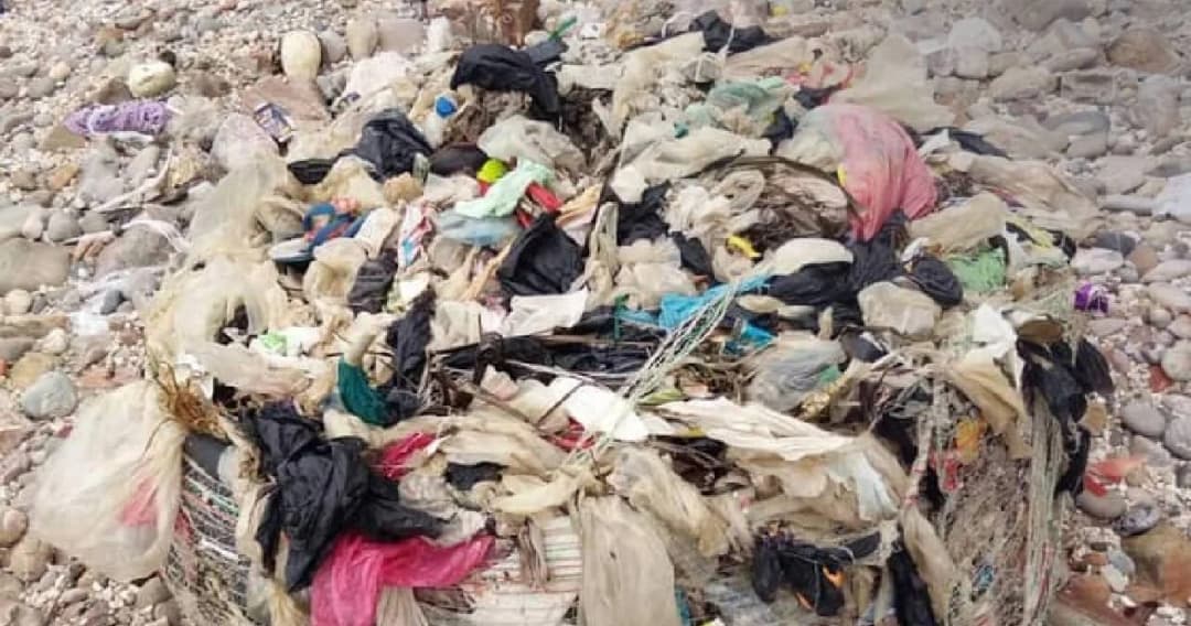 ขยะ 90 ตันจากเรือเฟอร์รี่ล่มเริ่มขึ้นฝั่ง ดร.ธรณ์ ห่วง ส่งผลปะการัง-สัตว์ทะเลกินเข้าไป