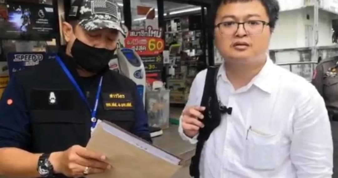 ตำรวจนำหมายจับควบคุมตัว ‘ทนายอานนท์’ แกนนำปราศรัยเวทีเยาวชนปลดแอก