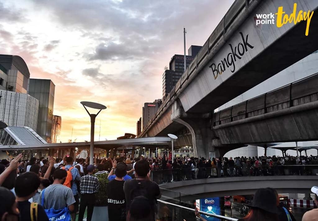 สรุป ‘ประชาชนปลดแอก’ 31 ผู้อาจถูกดำเนินคดีเปล่งเสียง ‘เราไม่หยุด’ ลั่นสกายวอล์ก