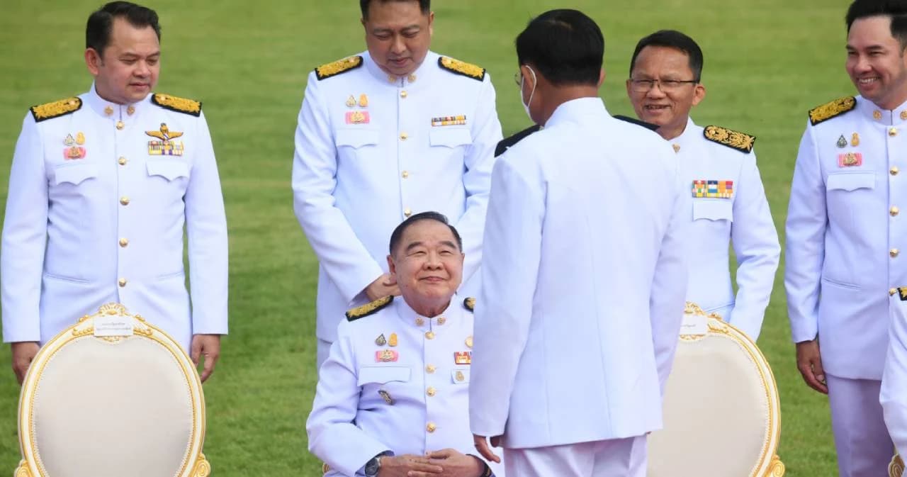 บิ๊กป้อมกระเซ้านายกฯ “ให้คนแก่มารอแต่เช้า” หลังรัฐมนตรีชุดเก่ามาถ่ายรูปล่าช้า