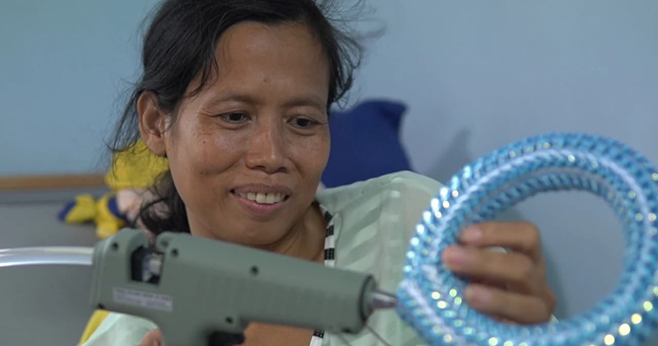 ‘บุญยืน’ แม่คนเก่งหัวใจแกร่ง ร้อยพวงมาลัยริบบิ้นขายออนไลน์