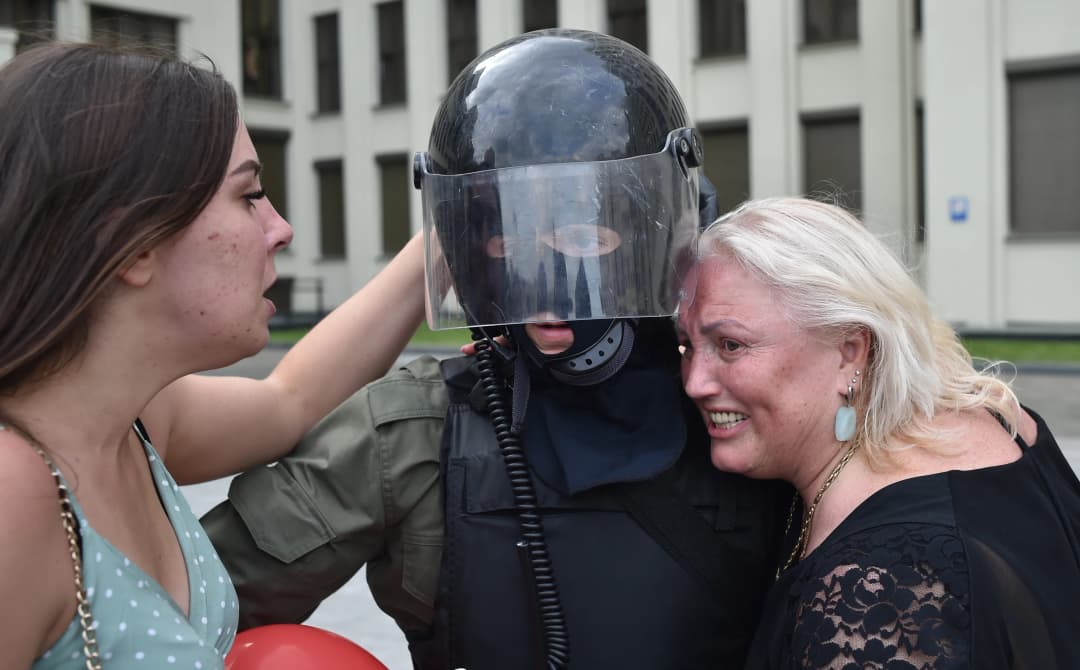 ประชาชนเบลารุสวิ่งเข้ากอดตำรวจ หลังเจ้าหน้าที่ลดโล่ลง ท่ามกลางการประท้วงขับไล่ประธานาธิบดี