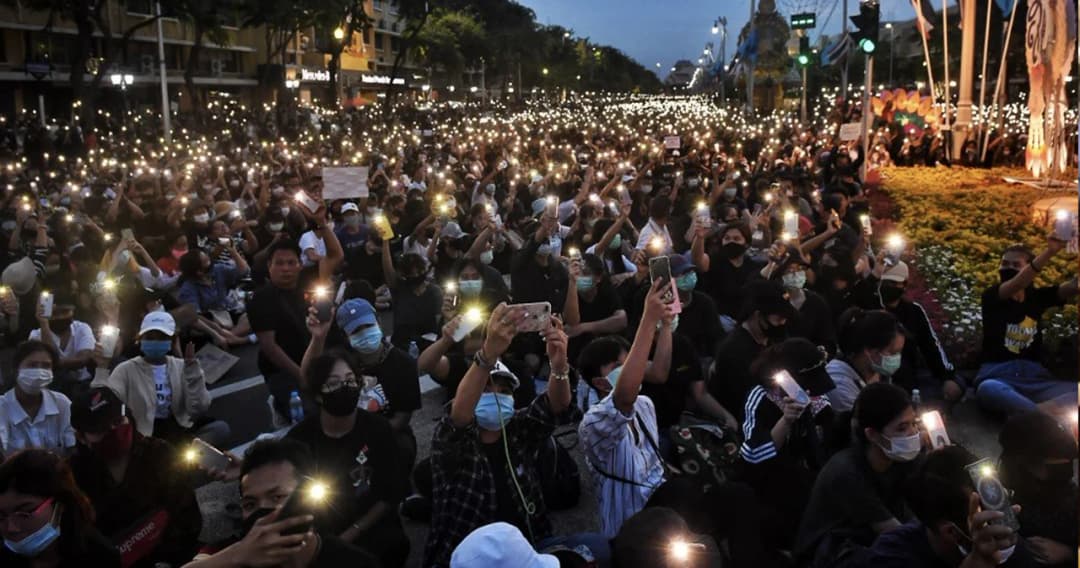 ชุมนุมปลดแอก ‘ขีดเส้นใต้เผด็จการ’ คนร่วมหลักหมื่น ยืนยัน 3 ข้อเรียกร้องหลัก