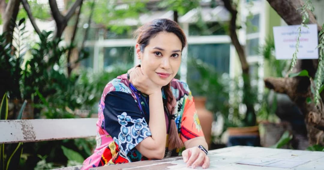 ทราย เจริญปุระ ดารากับการเมือง จากเคยถูกแบนสู่วันพลังโซเชียลช่วยดันยอดขายให้คาเฟ่